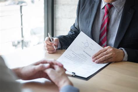 La Participation D'employeur Ou De Recruteur Lisant Un R?sum? Pendant ...