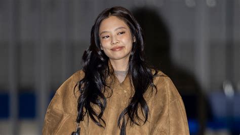 BLACKPINK S Jennie Kim Gave The Naked Dress Trend A Boho Spin See