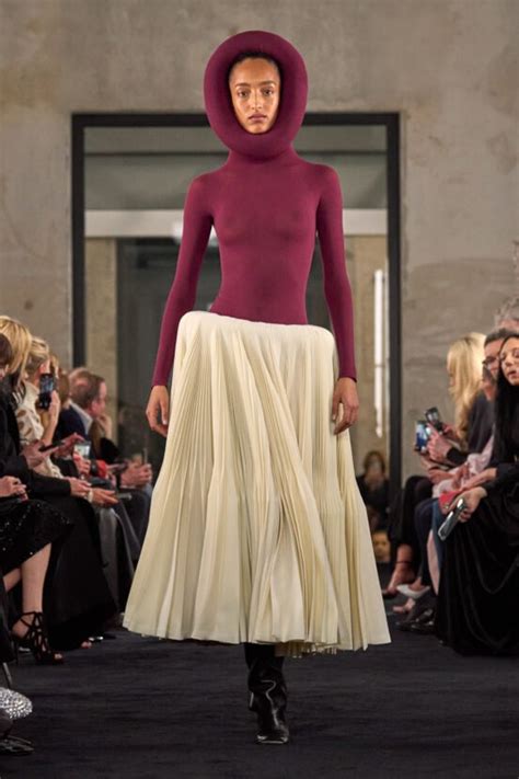 Alaïa Fall 2025 Fashion Show Review The Impression