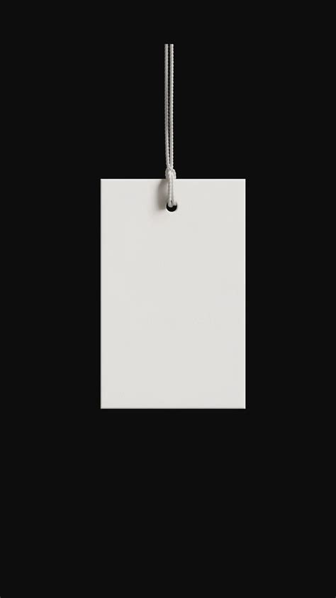 Белая бирка на черном фоне