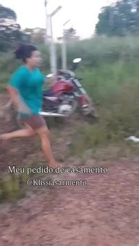 Mulher passa mal após namorado se fingir de morto para pedi-la em casamento