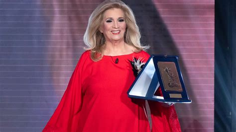 Iva Zanicchi E Il Premio Alla Carriera Ricevuto A Sanremo Lo Dedico