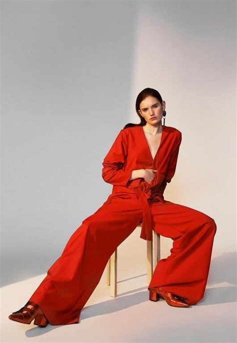 by daniela gulda 🦋 on lady in red | Fashion photography poses, High ...