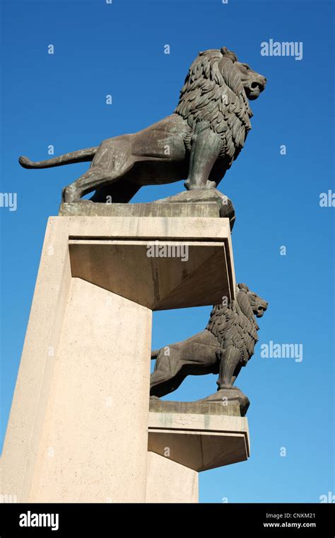 Lion Bronze Statue Zaragoza Hi Res Stock Photography And Images Alamy