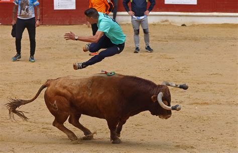 Los Barrios Celebra El Toro Embolao Los D As Y De Abril Con