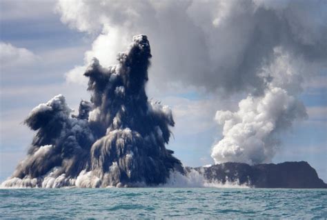 Isola Di Tonga Erutta Vulcano Sottomarino Onde Anomale Si Infrangono