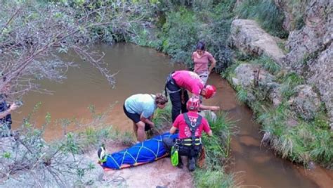 Una joven está grave tras caerse al vacío 30 metros desde un puente