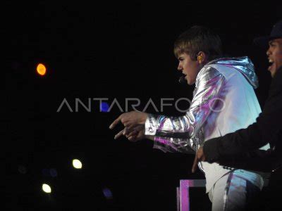 AKSI PANGGUNG BIEBER ANTARA Foto