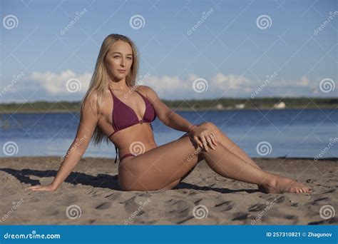 Bella Mujer En Bikini En La Playa Imagen De Archivo Imagen De