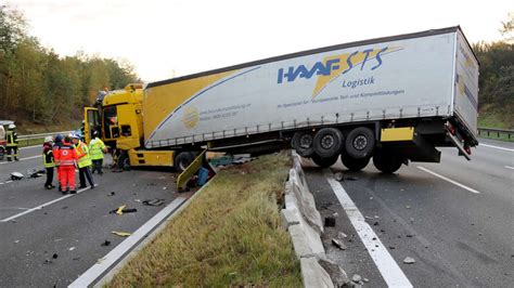 A3 Bei Aschaffenburg Autofahrer 35 Stirbt Bei LKW Unfall