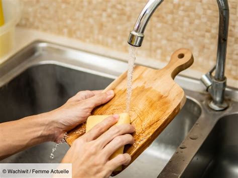 Comment nettoyer et entretenir une planche à découper en bois Femme