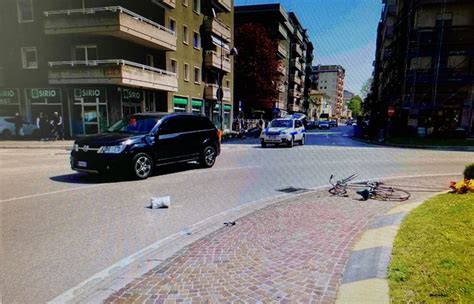 Ciclista centrato sulla rotonda da unauto a Monfalcone è grave