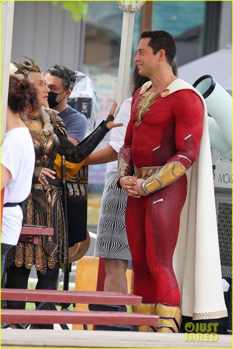 Shazam 2 Vilã Hespera Aparece Com Sua Armadura Em Set De Filmagens