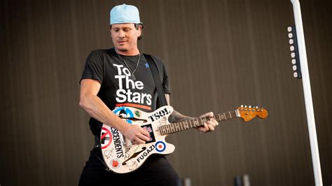 Fans React To Tom Delonge S Heavily Auto Tuned Vocals During Blink