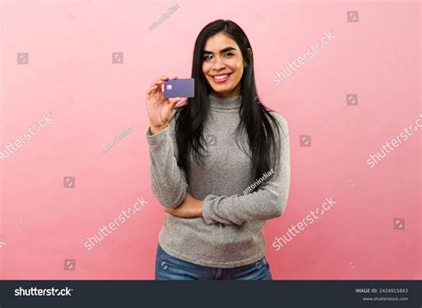 Latina Con Tarjeta Pagando Images Stock Photos D Objects Vectors Shutterstock