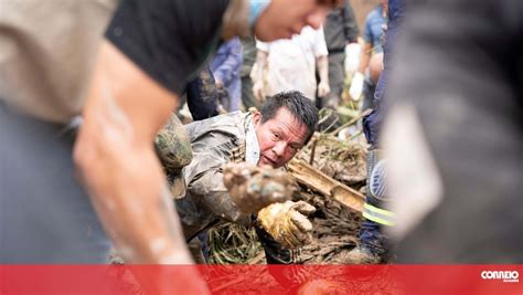 Pelo Menos Mortos E Feridos Em Aluimento De Terras Na Col Mbia