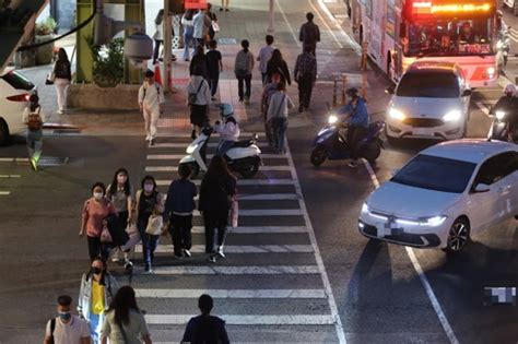 9成是行人自身違規！台北市今年行人交通事故死亡件數增 交通新訊 發燒車訊