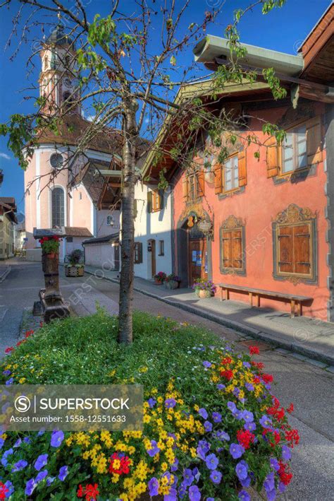 Violin museum and parish church of Mittenwald, Ballenhausgasse, summer ...