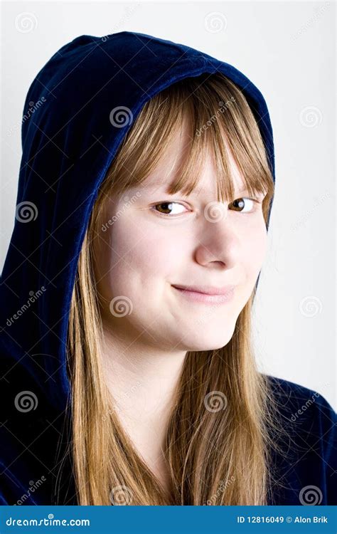 Adolescente Bonito Joven Del Retrato Que Sonr E Feliz Imagen De Archivo