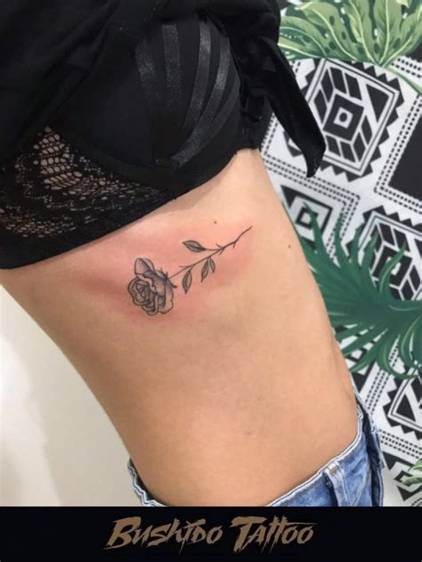 Tatuagem Ornamental De Rosa Na Costela Uma Linda E