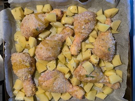 Cosce Di Pollo Al Forno Croccanti Con Contorno Di Patate