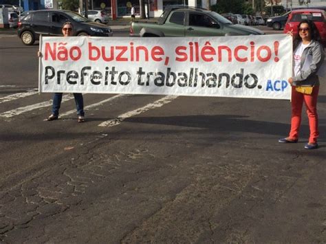 G1 Silêncio prefeito trabalhando diz faixa em protesto de