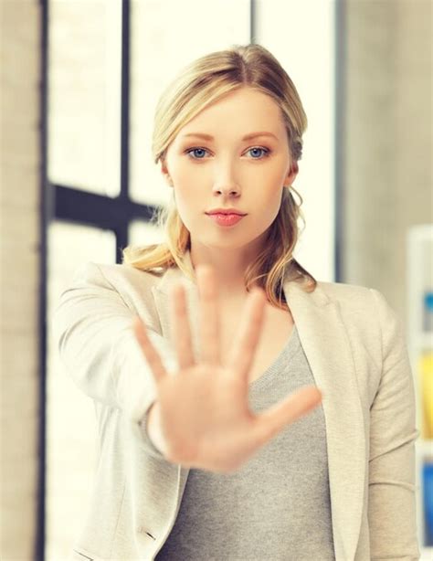 Imagen Brillante De Mujer Joven Haciendo Gesto De Parada Foto Premium