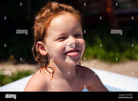 Kid girl bikini Banque de photographies et dimages à haute résolution