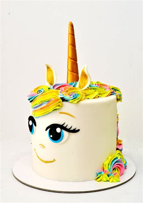 The Sweet Spot on Twitter: "Smiling Unicorn cake: The mythical creature