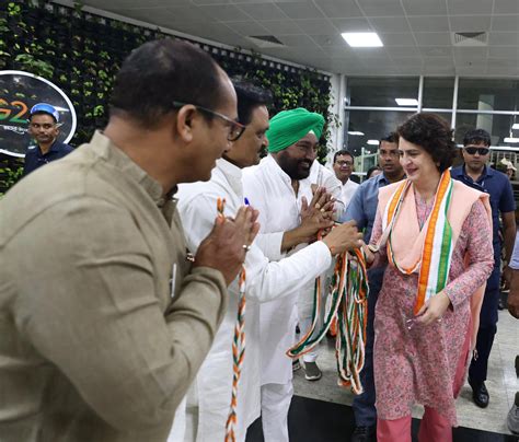 Priyanka Gandhis Road Show In Raipur देखें फोटो और वीडियो रायपुर में 1 घंटा चला प्रियंका