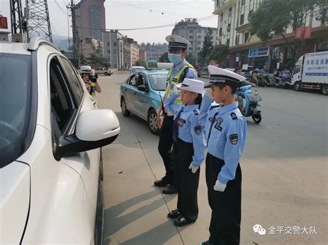 金平交警“沉浸式”“零距离”教导学生道路交通法律法规