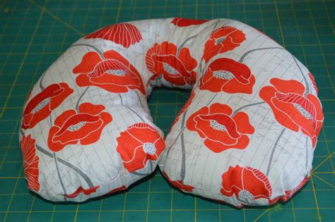 Diy Travel Neck Pillow Sew Very Crafty