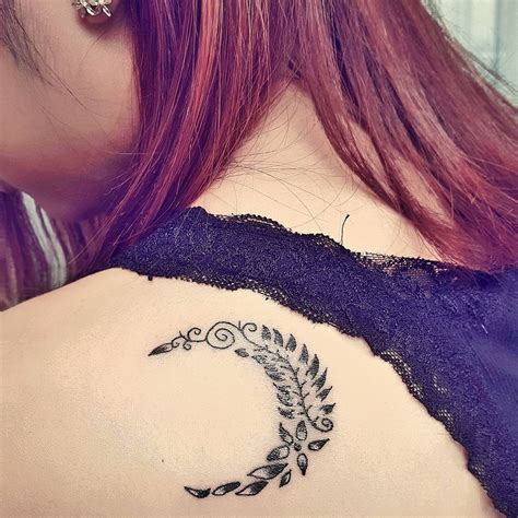 Cute Tattoos For Girls On Shoulder Blade