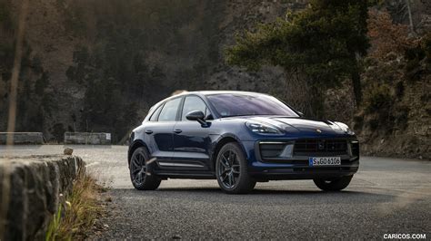 Porsche Macan T 2023my Color Gentian Blue Metallic Front Three