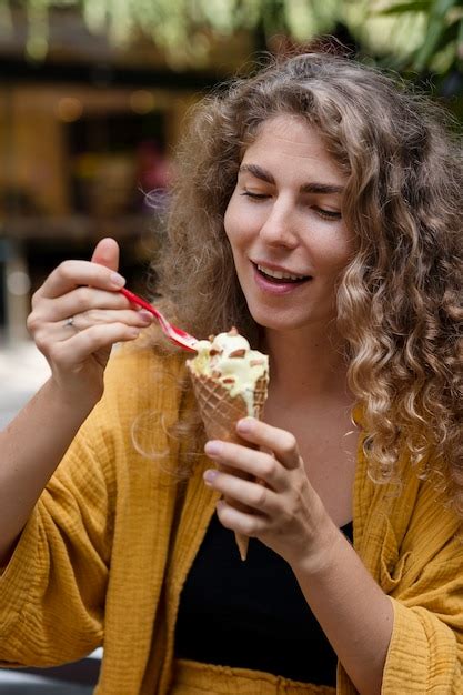 Donna Sorridente Del Colpo Medio Con Il Gelato Foto Gratis