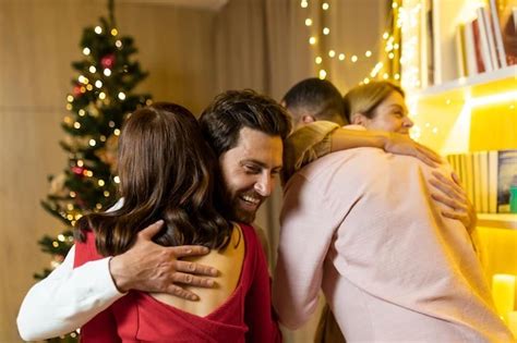 Tradición del abrazo de Año Nuevo un gesto de amor y unión