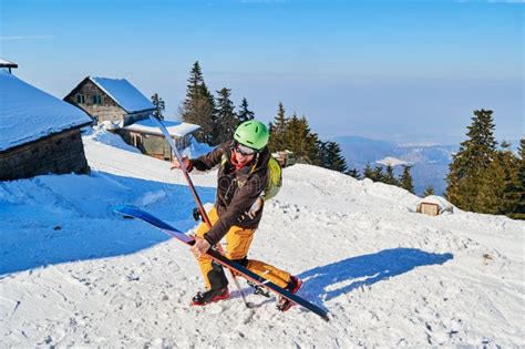 Ungeheuer Lustiger Skifahrer Der Seine Breiten Ski Fallen Lässt Ort