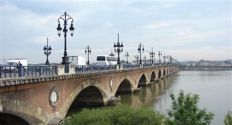 Which River Flows Through The City Of Bordeaux France