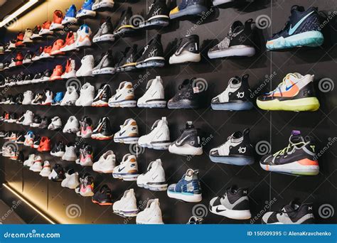 Se Venden Varios Zapatos De Baloncesto En La Tienda De Ropa De Bouncewear De Luxemburgo Imagen