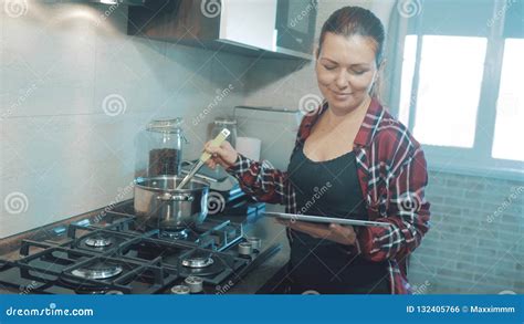 La Femme Fait Cuire La Soupe Dans La Cuisine Empêche Leau Dans Le Pot Et Des Regards à La