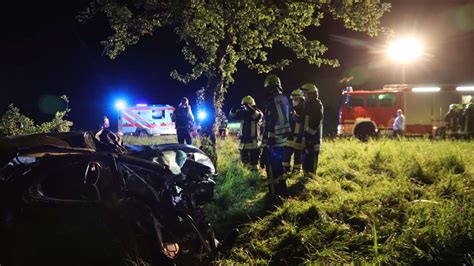 Fahrzeug Prallt Gegen Baum Fahrer Schwer Verletzt Einsatzbericht