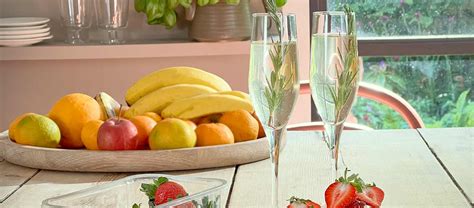 Elderflower And Prosecco Fizz Recipe Budgens Co Uk