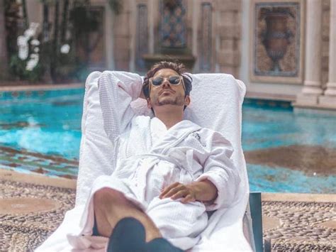 Alex Shannon è il primo influencer del sonno (per gli hotel extra-lusso