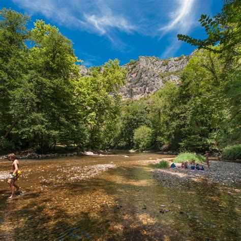 La Vall E Du C L Entre Falaises Et Maisons Troglodytes