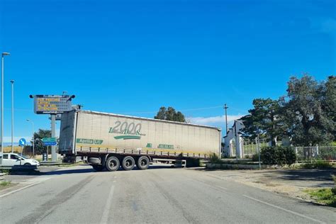 Tir Perde Il Rimorchio Sulla Molfetta Terlizzi Strada Bloccata