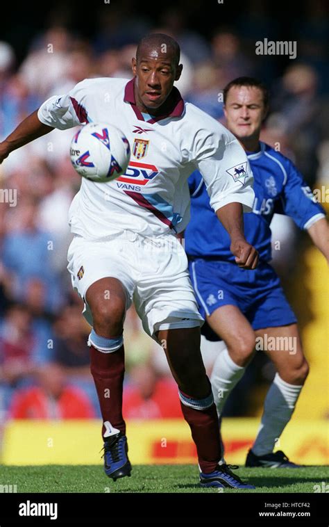 DION DUBLIN ASTON VILLA FC 21 August 1999 Stock Photo - Alamy