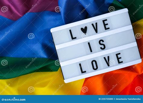 Regenbogen Flagge Mit Leuchtkasten Und Text Liebe Ist Liebe Rainbow