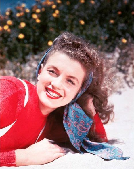 Printemps Été 1945 Californie Norma Jeane en pull rouge par Conover