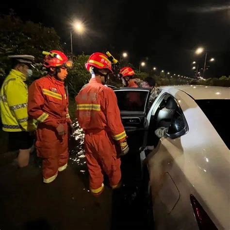 丹寨 夜间突降暴雨，小车涉水被困！消防、交警紧急救援 人员 积水 报警