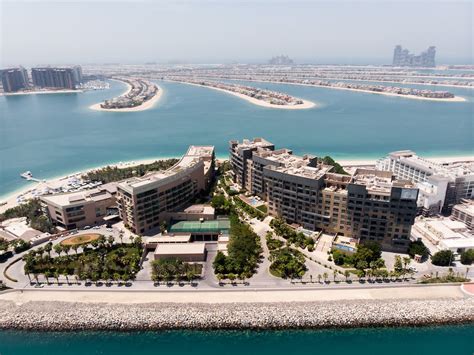 The aerial view of the beach and buildings in dubai · Free Stock Photo